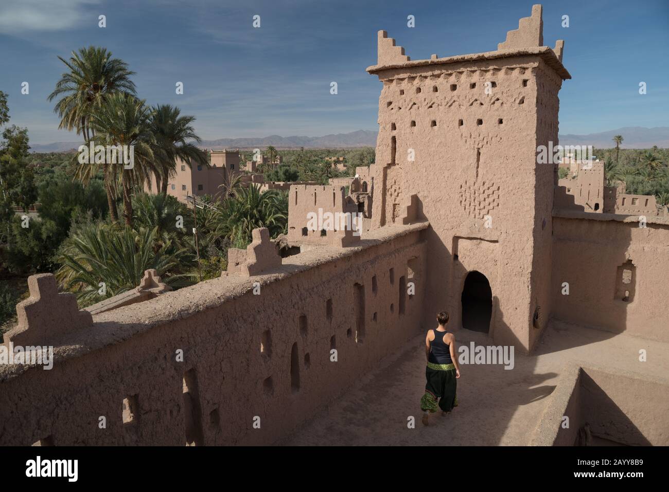 Femme marchant dans les ruines d'un château marocain. Banque D'Images
