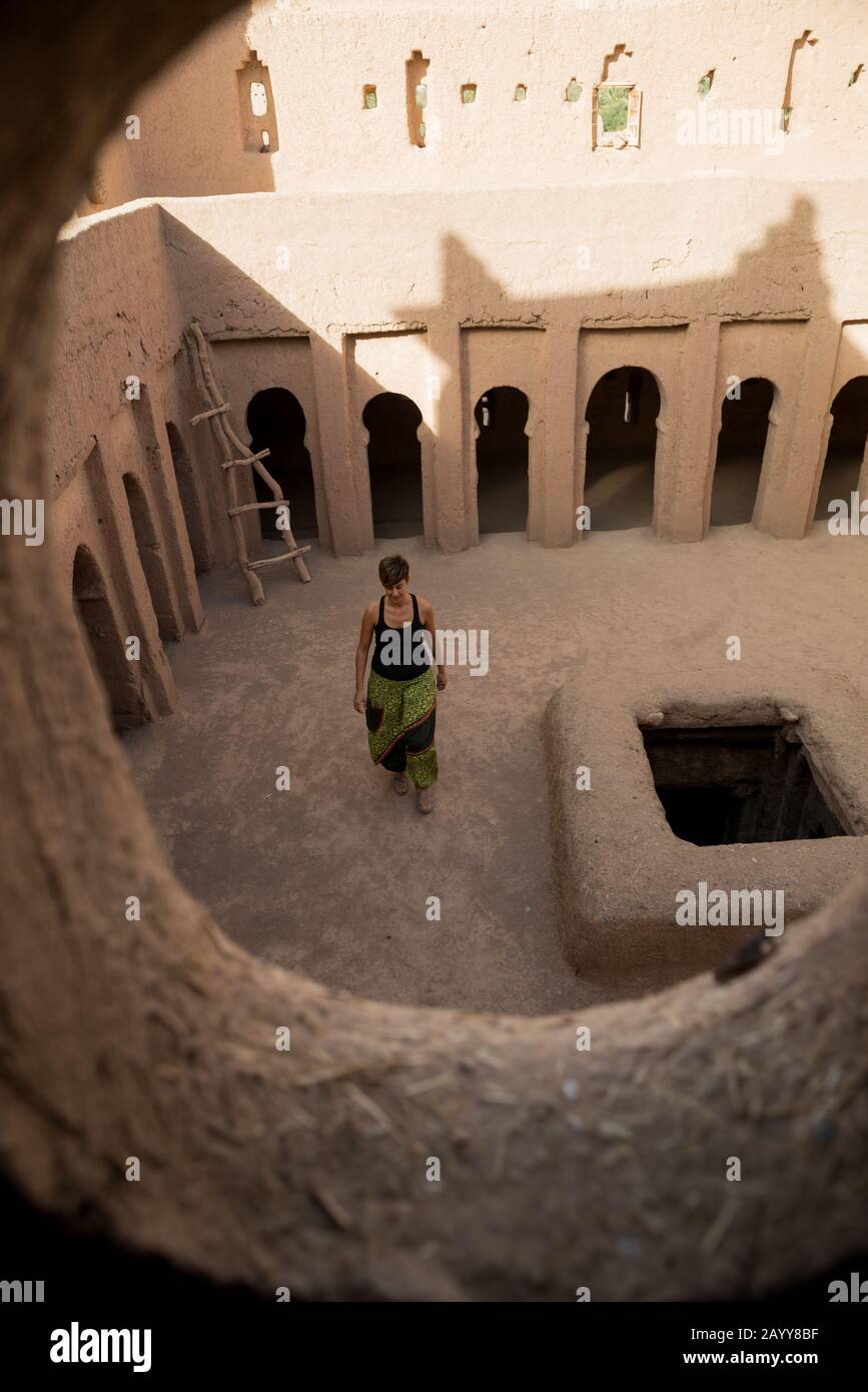 Femme marchant dans les ruines d'un château marocain. Banque D'Images