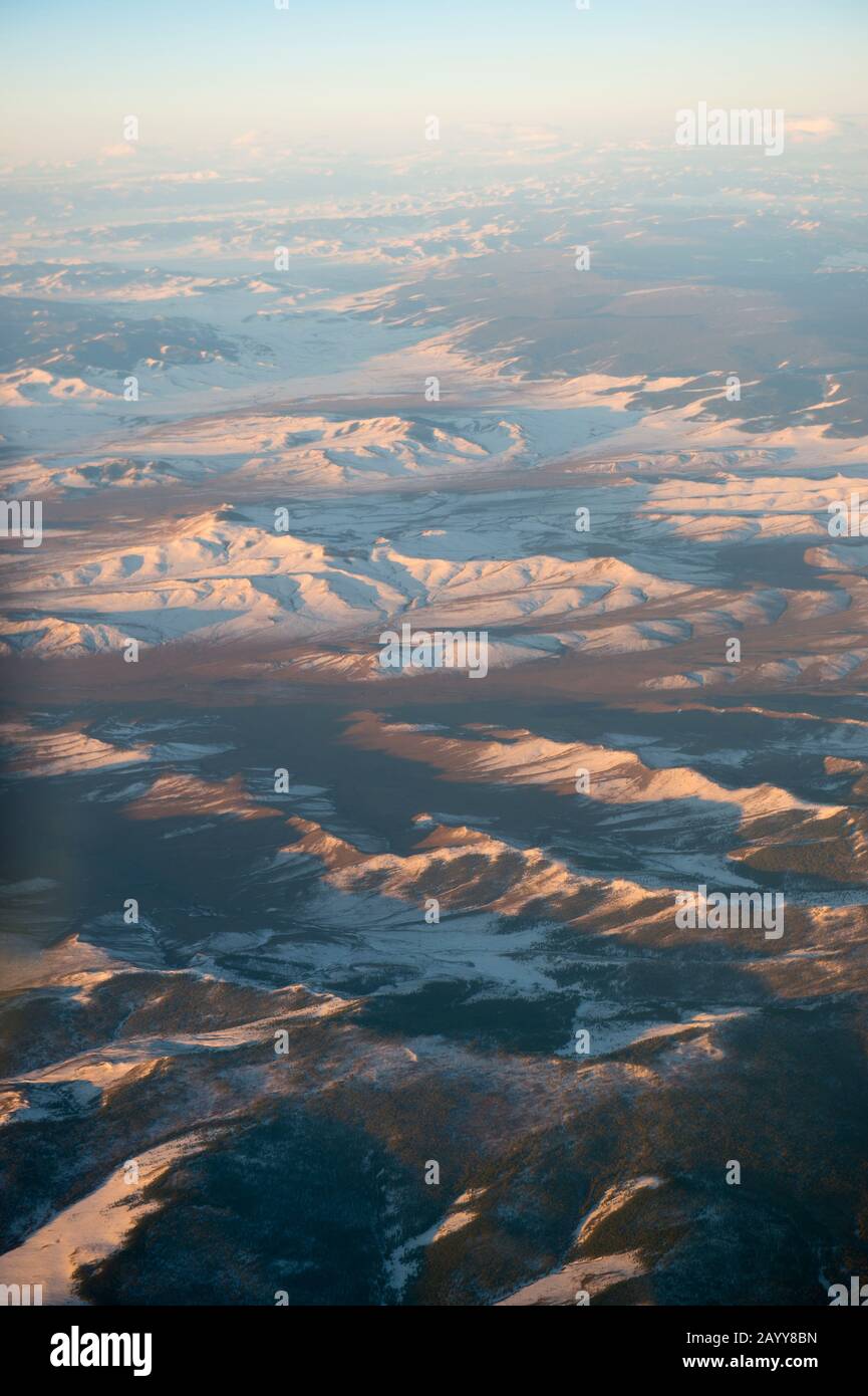 Vue sur les montagnes enneigées sur le vol d'Ulaanbaatar à Ulgii (Ölgii) dans l'ouest de la Mongolie. Banque D'Images