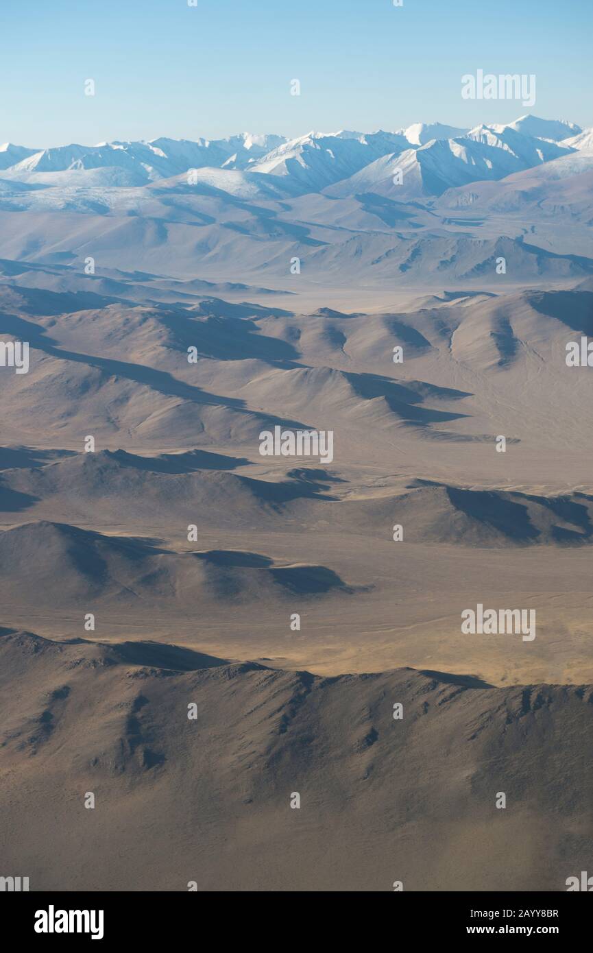 Vue sur les montagnes enneigées de l'Altaï (montagnes de l'Altay) près d'Ulgii en vol d'Ulaanbaatar à Ulgii (Ölgii) dans l'ouest de la Mongolie. Banque D'Images