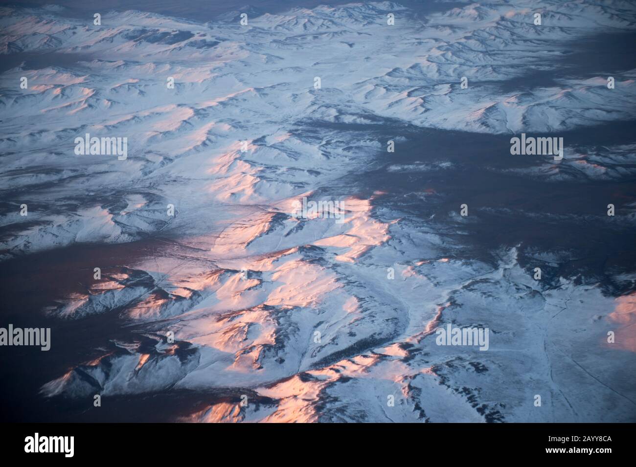 Vue sur les montagnes enneigées sur le vol d'Ulaanbaatar à Ulgii (Ölgii) dans l'ouest de la Mongolie. Banque D'Images