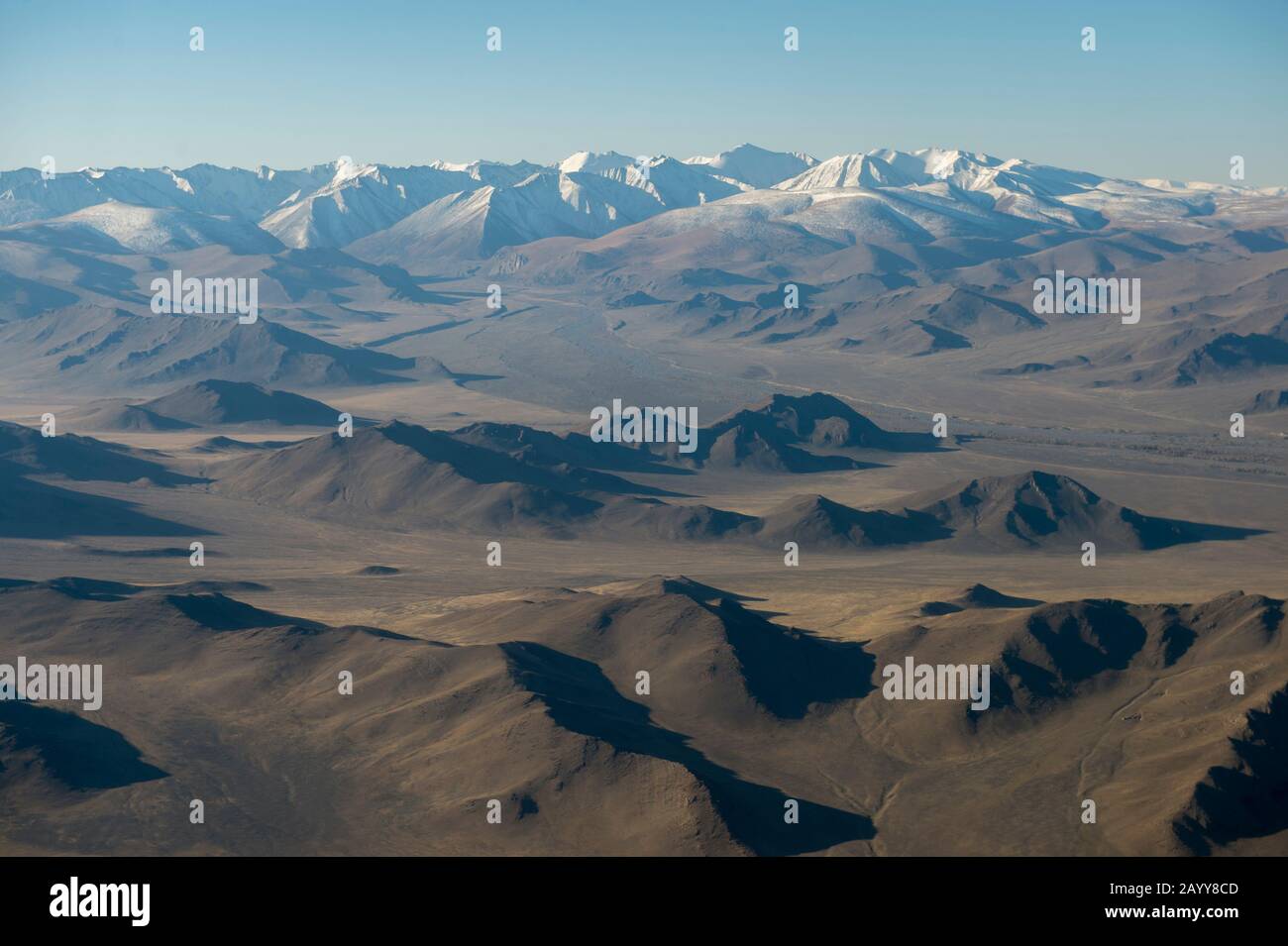 Vue sur les montagnes enneigées de l'Altaï (montagnes de l'Altay) près d'Ulgii en vol d'Ulaanbaatar à Ulgii (Ölgii) dans l'ouest de la Mongolie. Banque D'Images