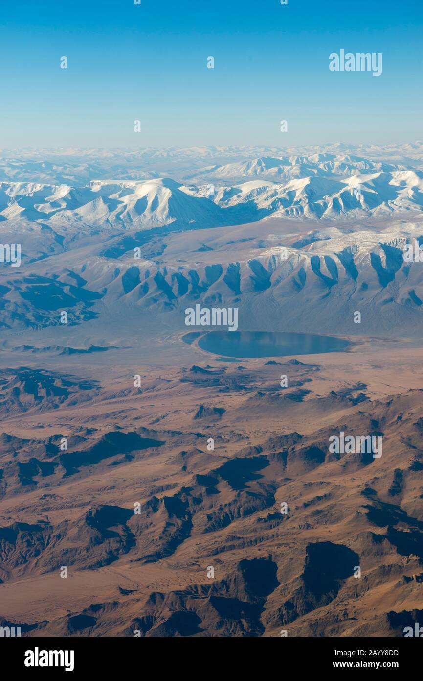 Vue sur les montagnes enneigées de l'Altaï (montagnes de l'Altay) près d'Ulgii en vol d'Ulaanbaatar à Ulgii (Ölgii) dans l'ouest de la Mongolie. Banque D'Images