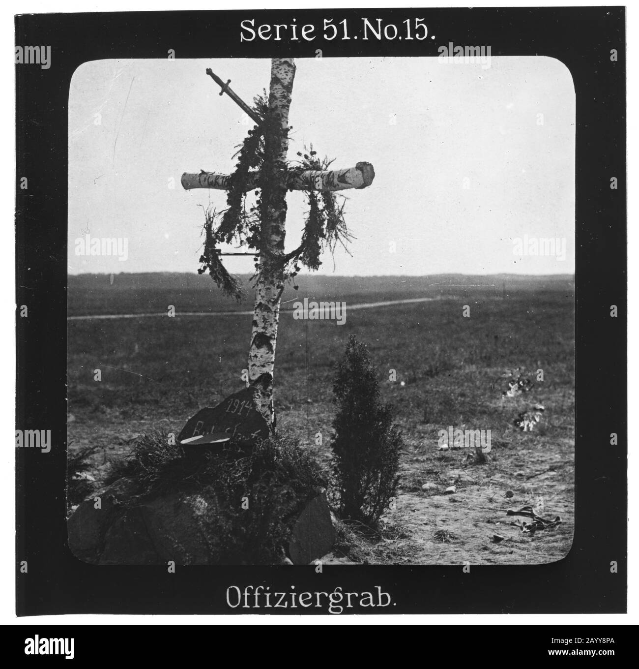 Projection Für Alle - Der Weltkrieg: Die Ostfront. Série 51. N° 15. Offiziergrab. - Die Firma „projection für Alle“ wurde 1905 von Max Skladanowsky (1861-1939) gegründet. Sie produzierte bis 1928 FAST 100 Serien zu je 24 Glassdias im format 8,3 x 8,3 cm im sog. Bromsilber-Gelatin-Trockenplatten Verfahren. Die Serien umfasten vor allem Städte, Länder, Landschaften aber auch Märchen und Sagen, das Alte Testament und den Ersten Weltkrieg. Banque D'Images