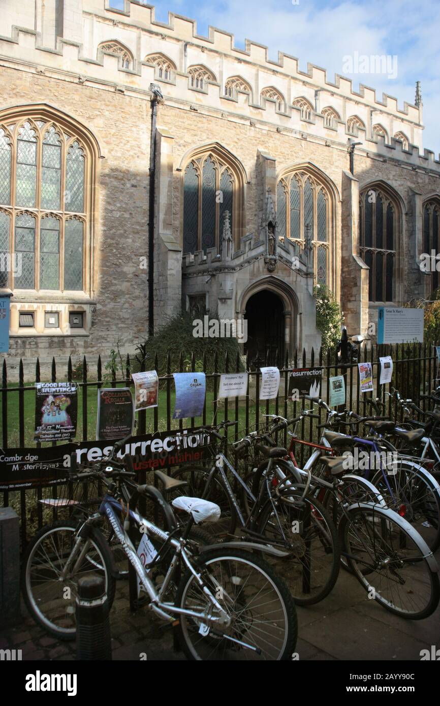 Great St. Mary's Church, St. Mary's passage, Cambridge, Angleterre, Royaume-Uni, avec parking à vélo et publicité de résurrection ! Banque D'Images