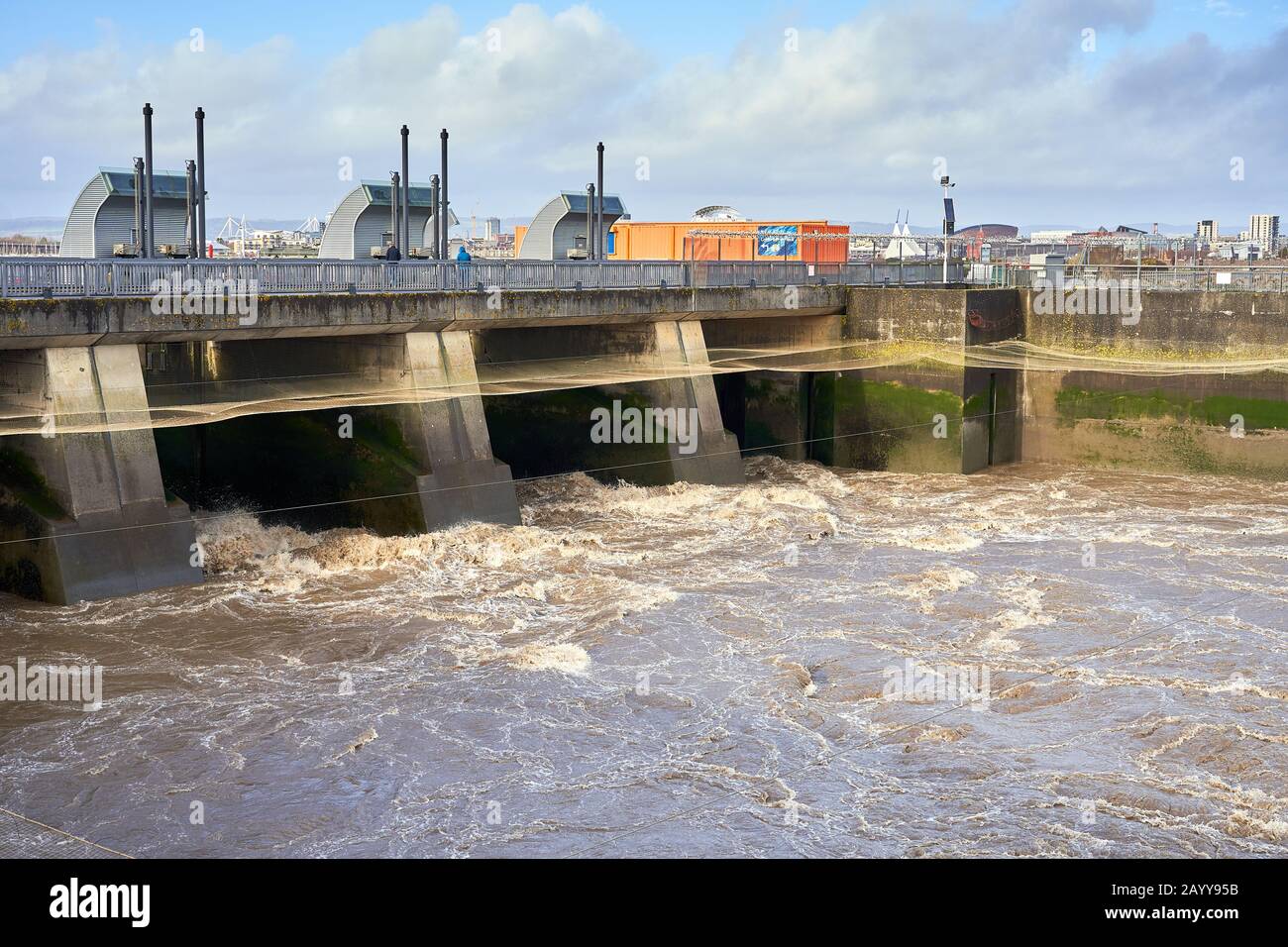 Le barrage de la baie de Cardiff après la tempête Dennis a rempli les rivières Taff et Ely Banque D'Images