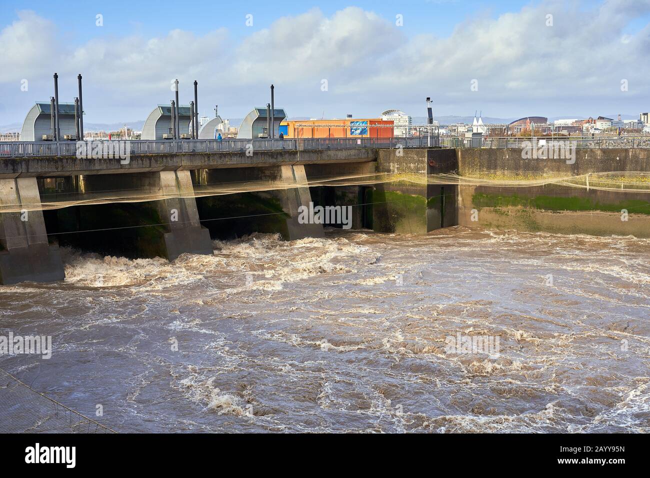 Le barrage de la baie de Cardiff après la tempête Dennis a rempli les rivières Taff et Ely Banque D'Images
