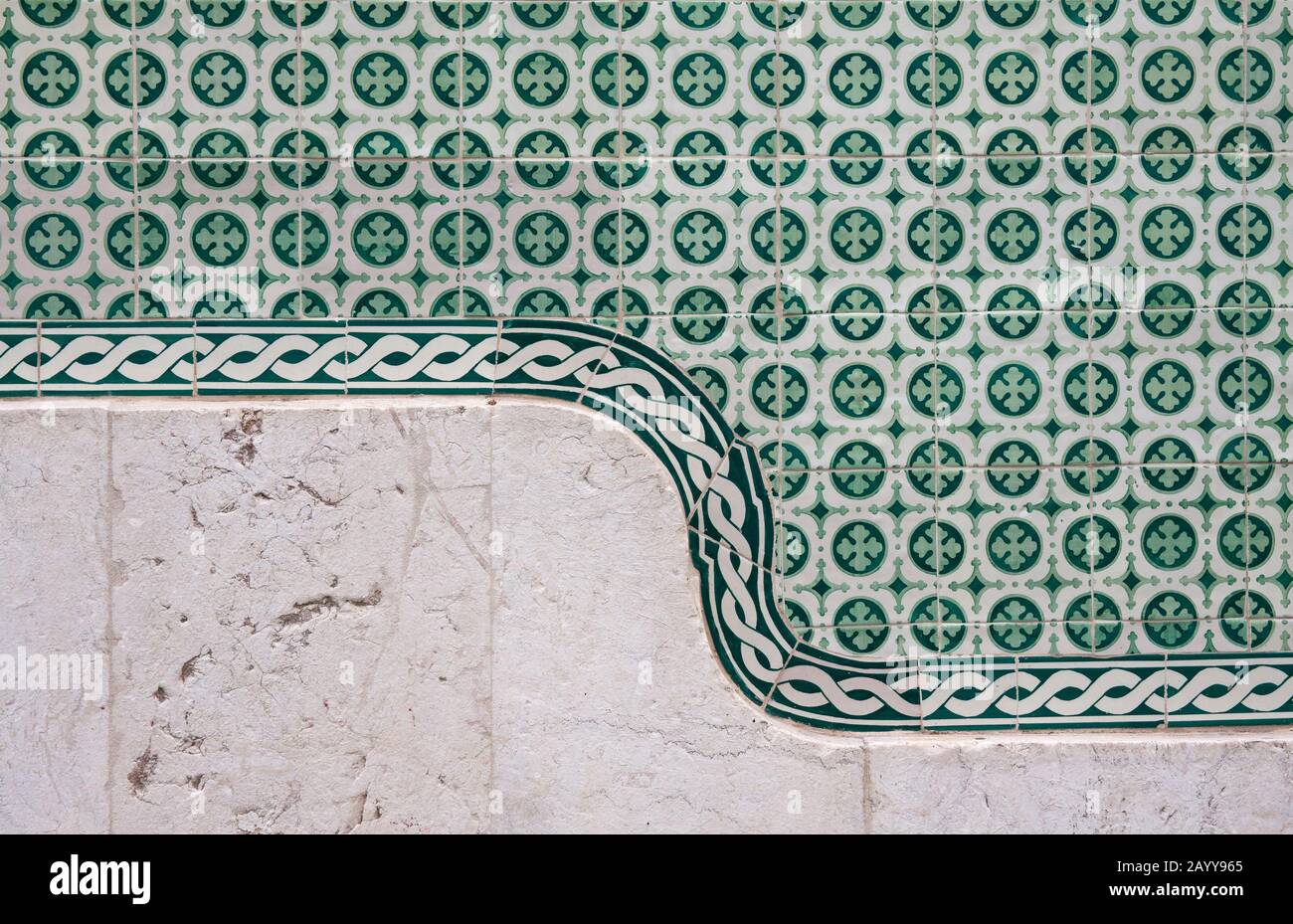 Détail d'une façade de bâtiment décorée avec des tuiles typiquement portugaises azulejo à Lisbonne. Banque D'Images