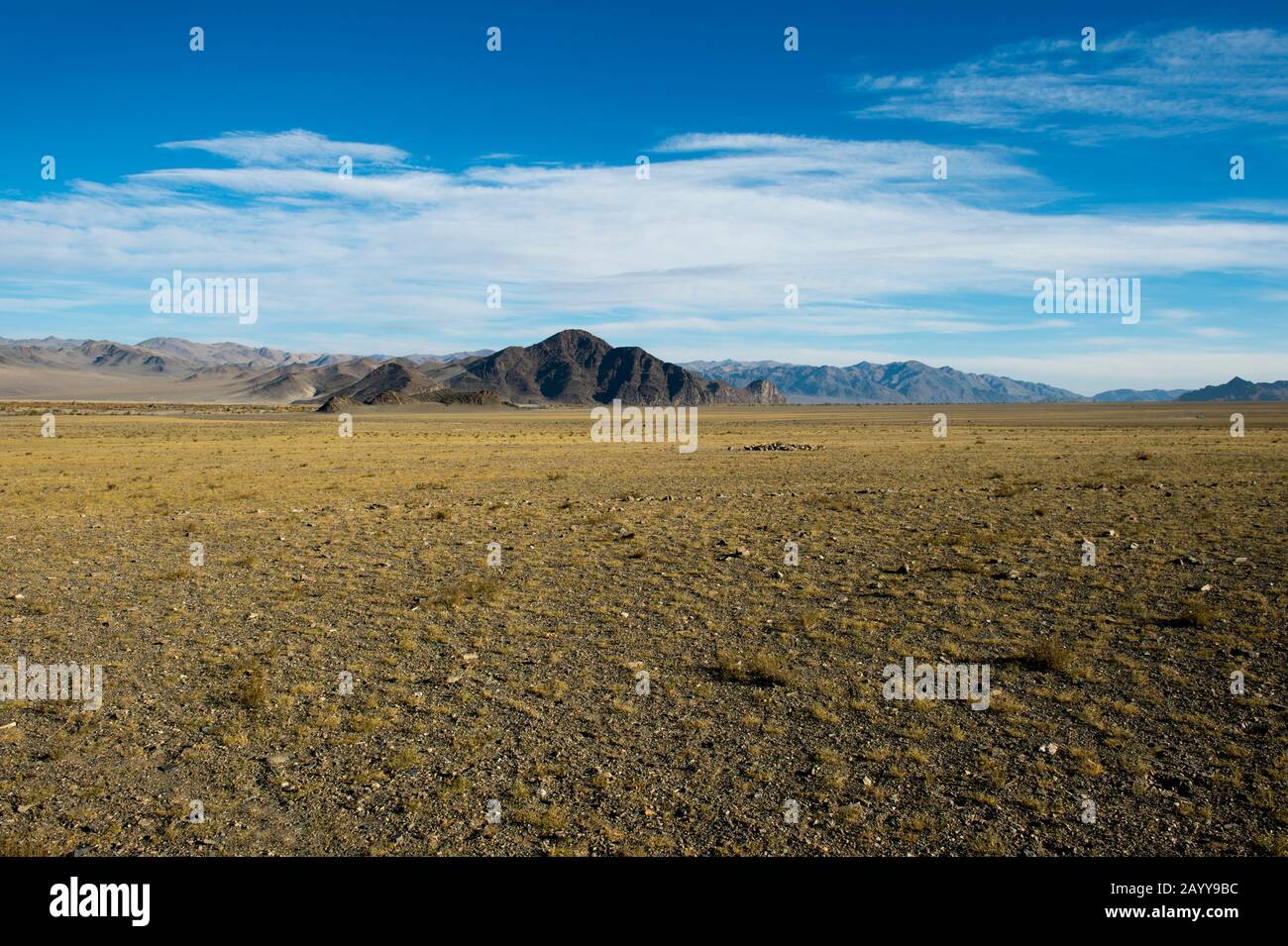 Paysage stérile près de la ville d'Ulgii (Ölgii) dans la province de Bayan-Ulgii dans l'ouest de la Mongolie. Banque D'Images