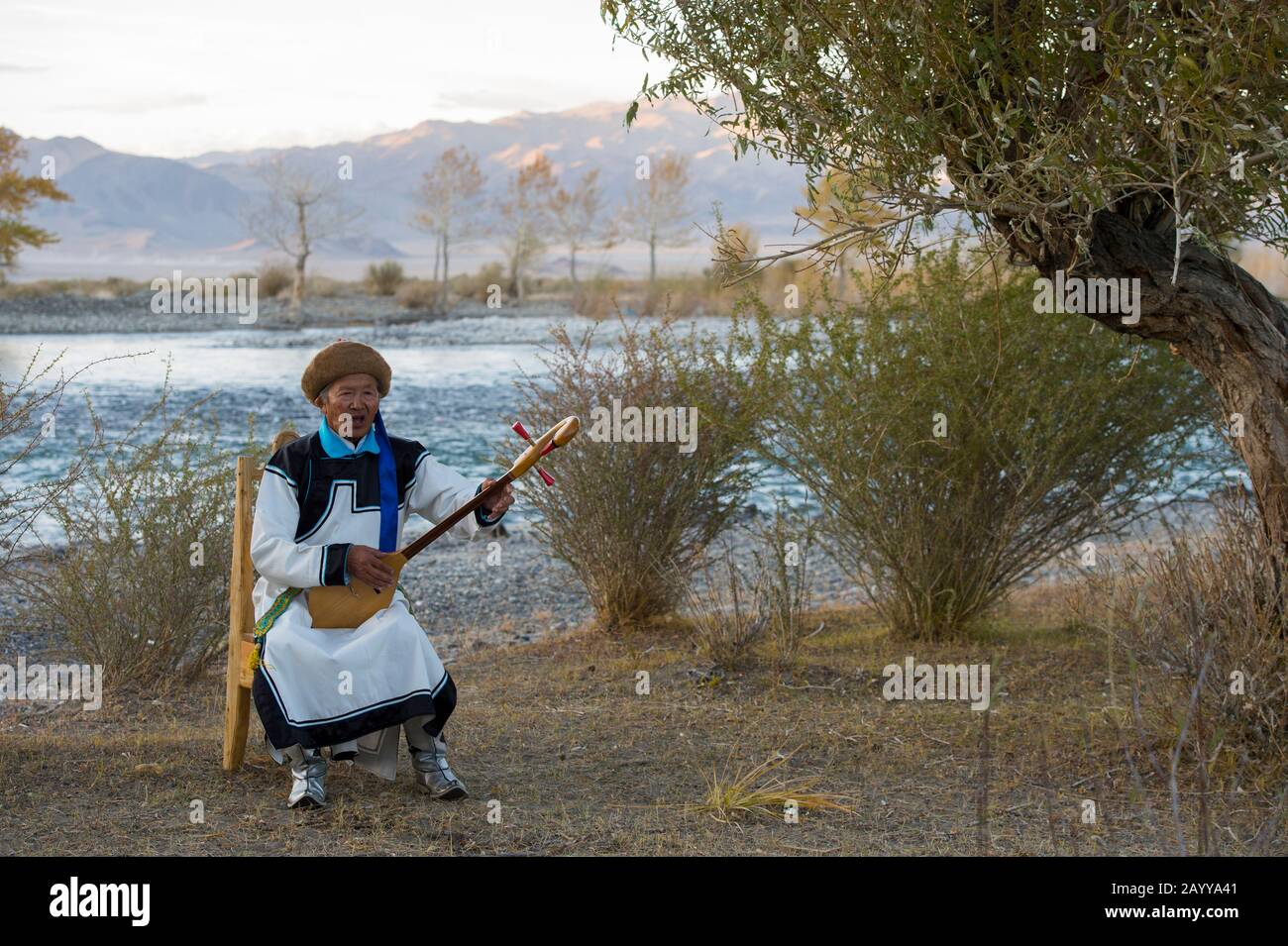 M. Samjid (80 ans), de la minorité ethnique de la tribu Uriankhai (Uriyangkhai, Urianhai ou Uryangkhai), est en train de faire des chansons traditionnelles avec Banque D'Images