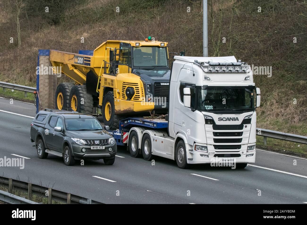 Mouvement du véhicule de construction Scania, charges surdimensionnées, anormales, entrepreneurs, charge surdimensionnée conduite sur l'autoroute M6 près de Preston, Royaume-Uni Banque D'Images