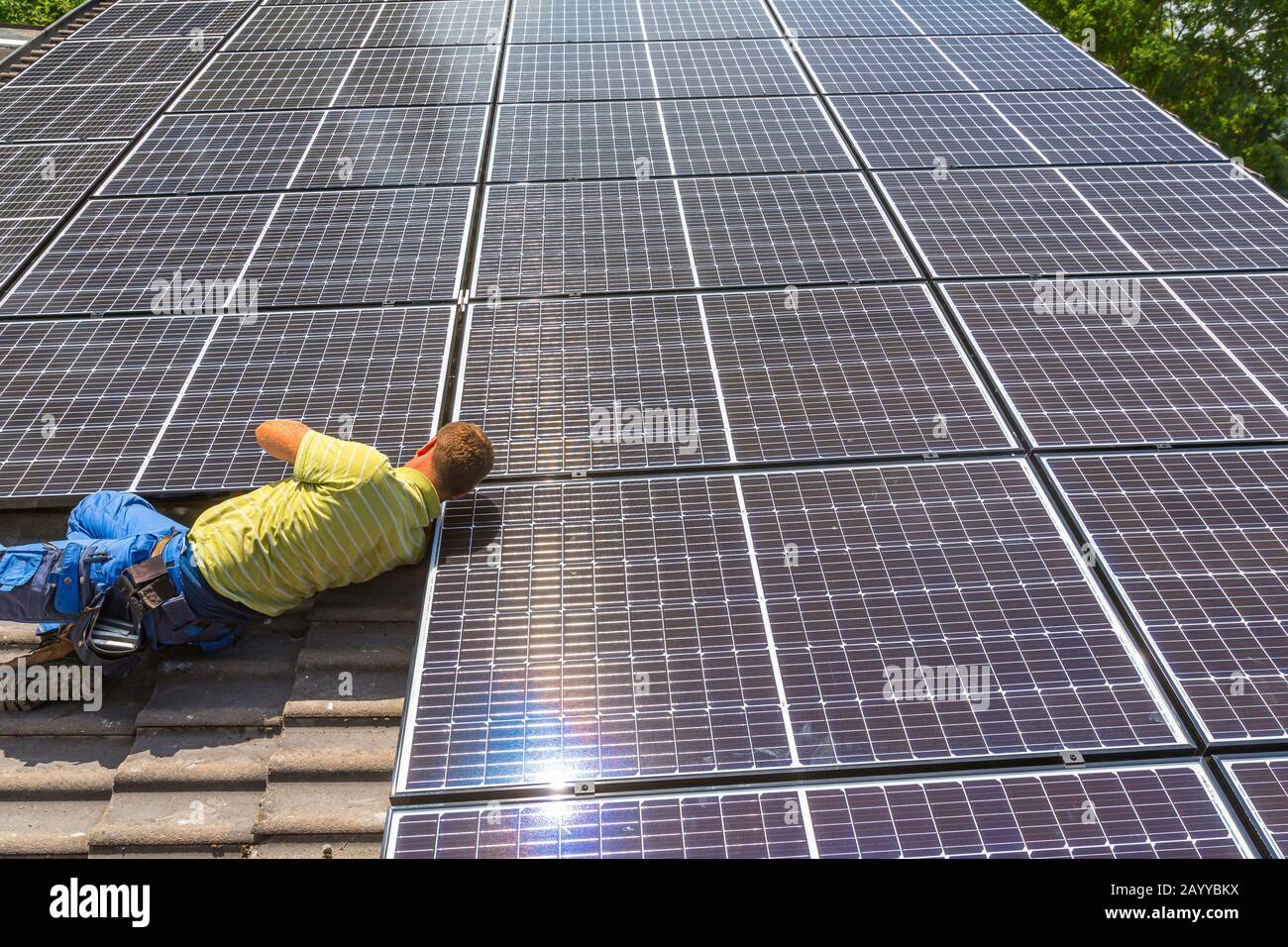 L'installation de panneau solaire photovoltaïque système. Technicien installation panneau solaire panneaux solaires sur toit. Alternative Energy concept écologique. Banque D'Images