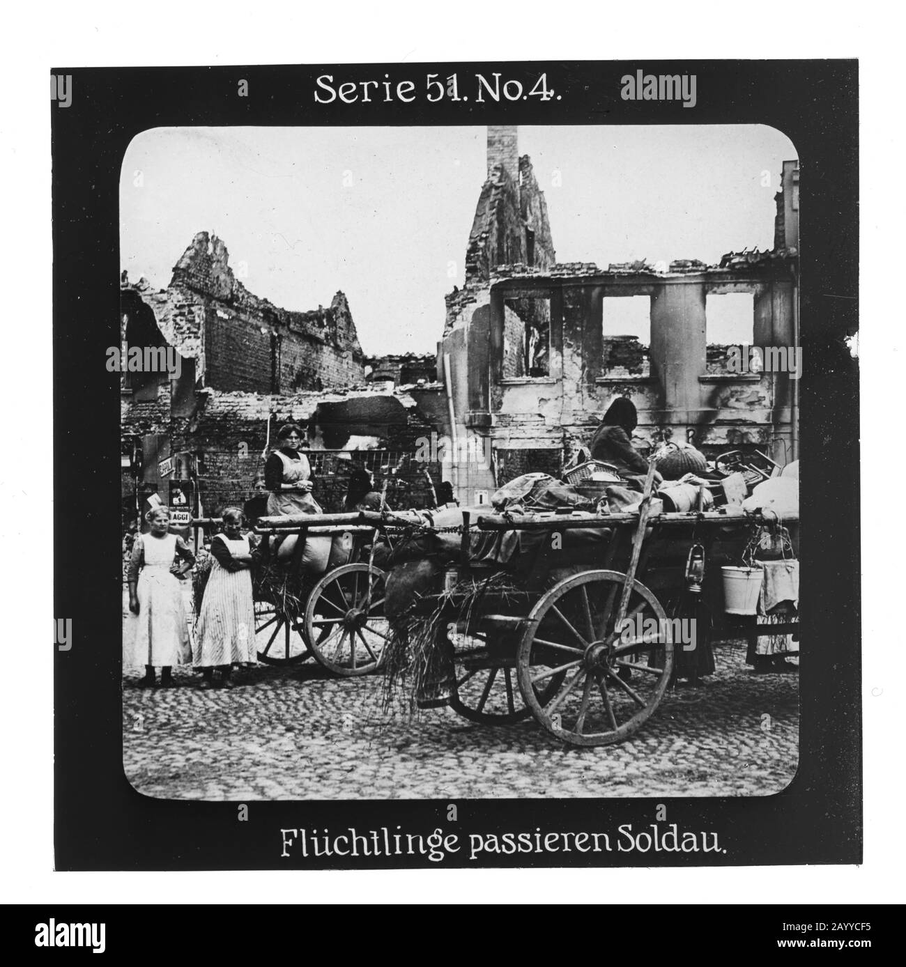 Projection Für Alle - Der Weltkrieg: Die Ostfront. Série 51. N° 4. Flüchtlinge passieren Soldau. - Die Firma „projection für Alle“ wurde 1905 von Max Skladanowsky (1861-1939) gegründet. Sie produzierte bis 1928 FAST 100 Serien zu je 24 Glassdias im format 8,3 x 8,3 cm im sog. Bromsilber-Gelatin-Trockenplatten Verfahren. Die Serien umfasten vor allem Städte, Länder, Landschaften aber auch Märchen und Sagen, das Alte Testament und den Ersten Weltkrieg. Banque D'Images