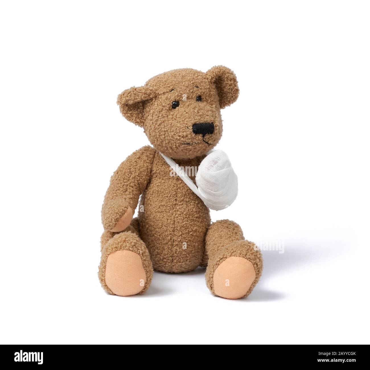 ours brun vintage rigolo nounours avec patte rembobinée avec bandage de  gaze blanc isolé sur fond blanc, concept de blessures chez les enfants ou  les animaux Photo Stock - Alamy