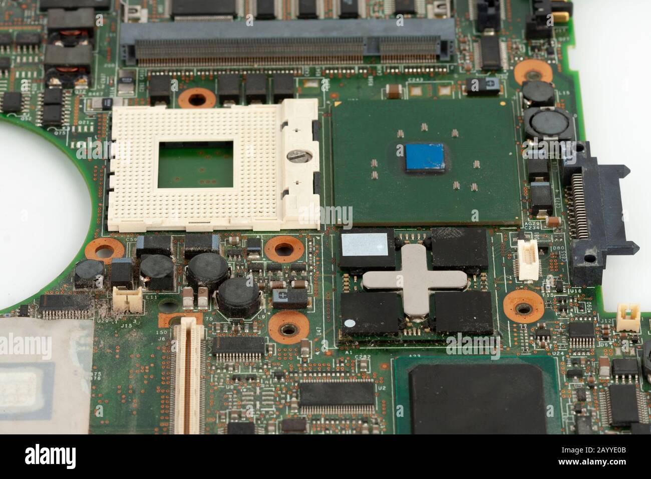 Gros plan socket vide pour CPU carte graphique intégrée sur la carte  principale de l'ordinateur portable sur fond blanc Photo Stock - Alamy