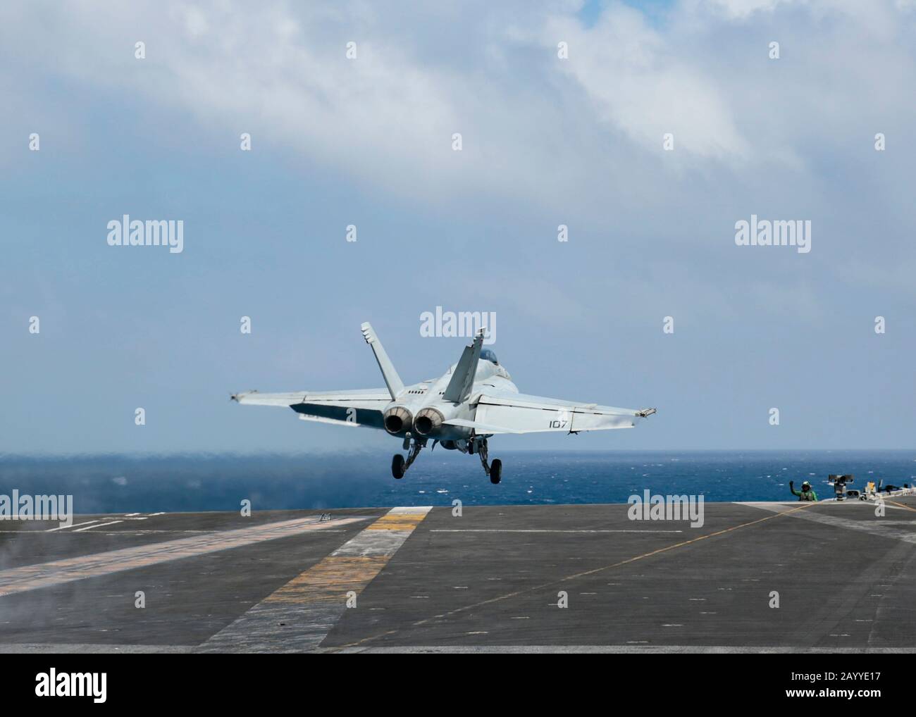 Un avion de chasse Super Hornet de la marine américaine F/A-18 E attaché au Escadron de chasse Pukin's Dogs of Strike Fighter 143 part du pont de vol du porte-avions de classe Nimitz USS Abraham Lincoln le 24 décembre 2019 en mer d'Arabie. Banque D'Images