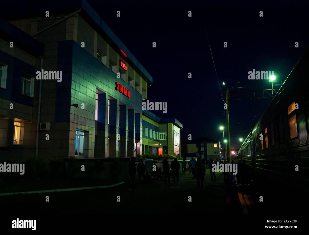 Passagers sur la plate-forme de la gare la nuit, gare de Zima, région d'Irkoutsk, route ferroviaire transsibérienne, Sibérie, Fédération de Russie Banque D'Images