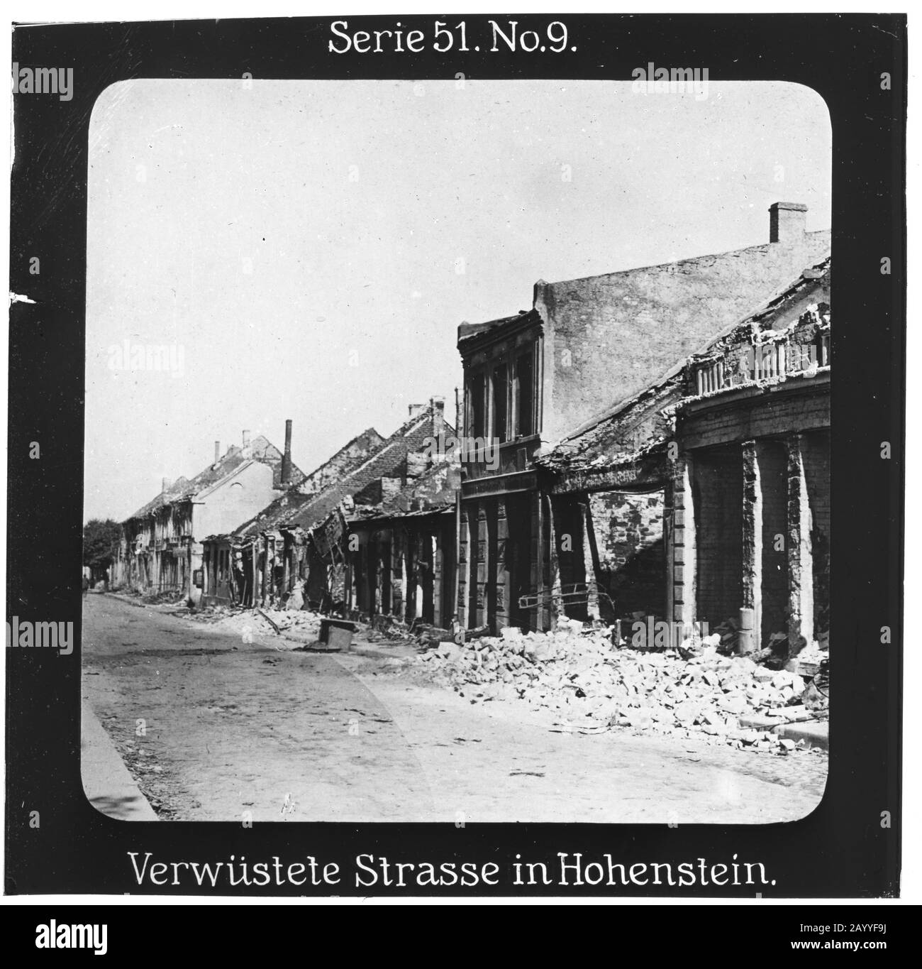 Projection Für Alle - Der Weltkrieg: Die Ostfront. Série 51. N° 9. Verwüstete Strasse À Hohenstein. - Die Firma „projection für Alle“ wurde 1905 von Max Skladanowsky (1861-1939) gegründet. Sie produzierte bis 1928 FAST 100 Serien zu je 24 Glassdias im format 8,3 x 8,3 cm im sog. Bromsilber-Gelatin-Trockenplatten Verfahren. Die Serien umfasten vor allem Städte, Länder, Landschaften aber auch Märchen und Sagen, das Alte Testament und den Ersten Weltkrieg. Banque D'Images