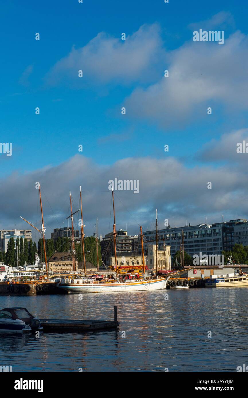 Vue sur les vieux bateaux à voile amarrés dans le port en face de l'hôtel de ville d'Oslo, Norvège. Banque D'Images