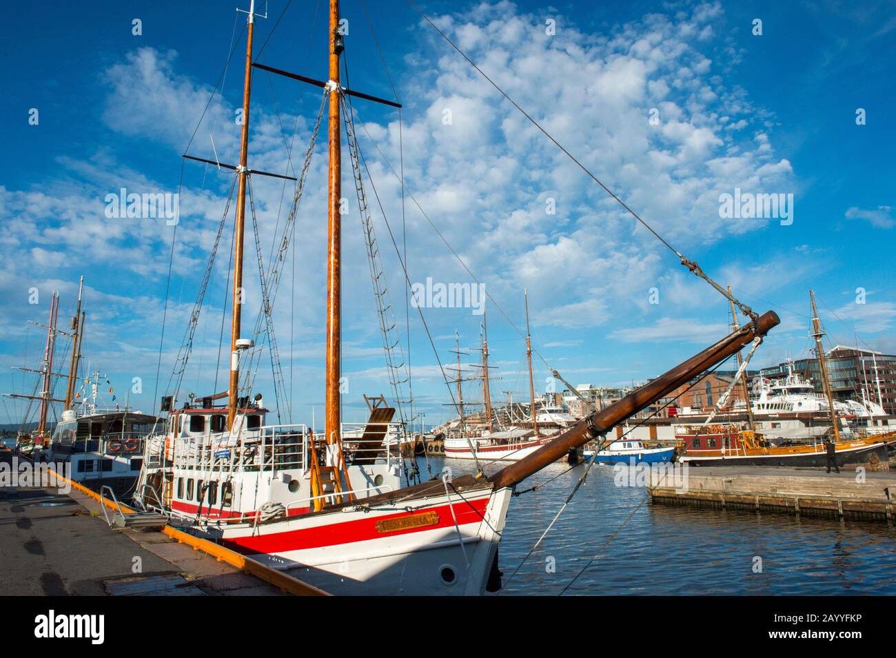 Vue sur les vieux bateaux à voile amarrés dans le port en face de l'hôtel de ville d'Oslo, Norvège. Banque D'Images