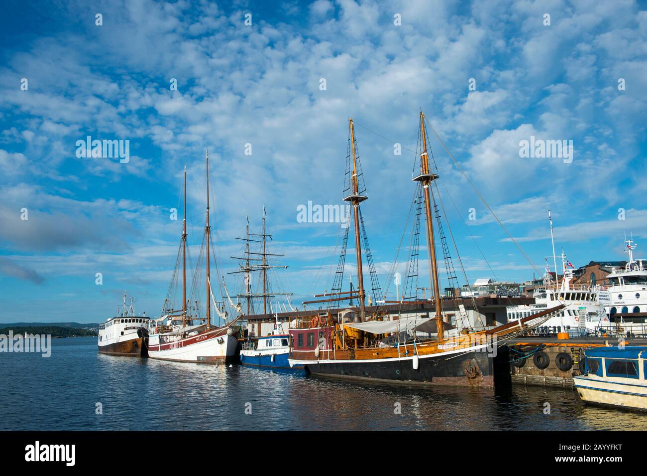 Vue sur les vieux bateaux à voile amarrés dans le port en face de l'hôtel de ville d'Oslo, Norvège. Banque D'Images