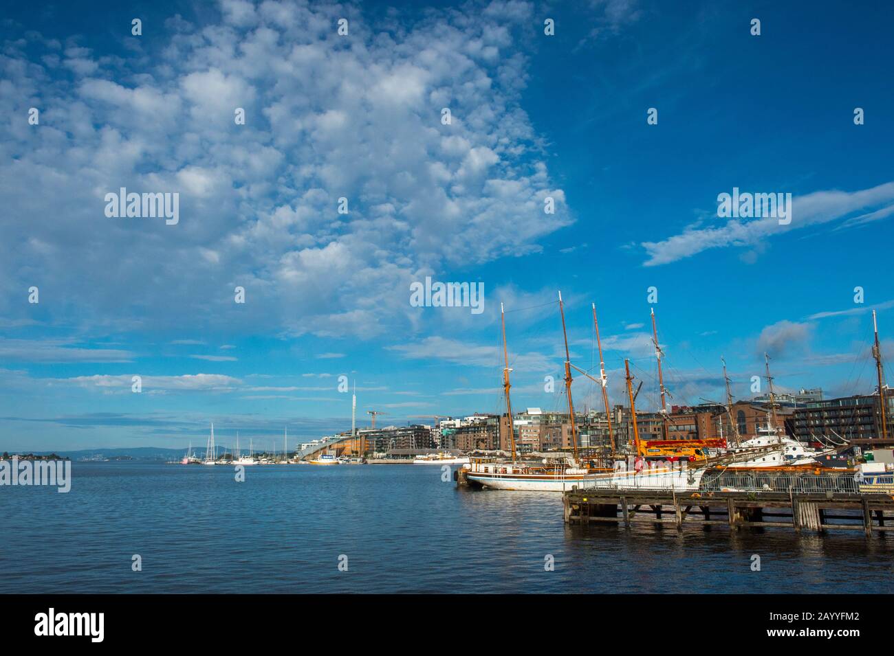 Vue sur les vieux bateaux à voile amarrés dans le port en face de l'hôtel de ville d'Oslo, Norvège. Banque D'Images