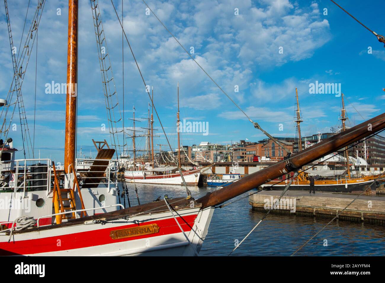 Vue sur les vieux bateaux à voile amarrés dans le port en face de l'hôtel de ville d'Oslo, Norvège. Banque D'Images