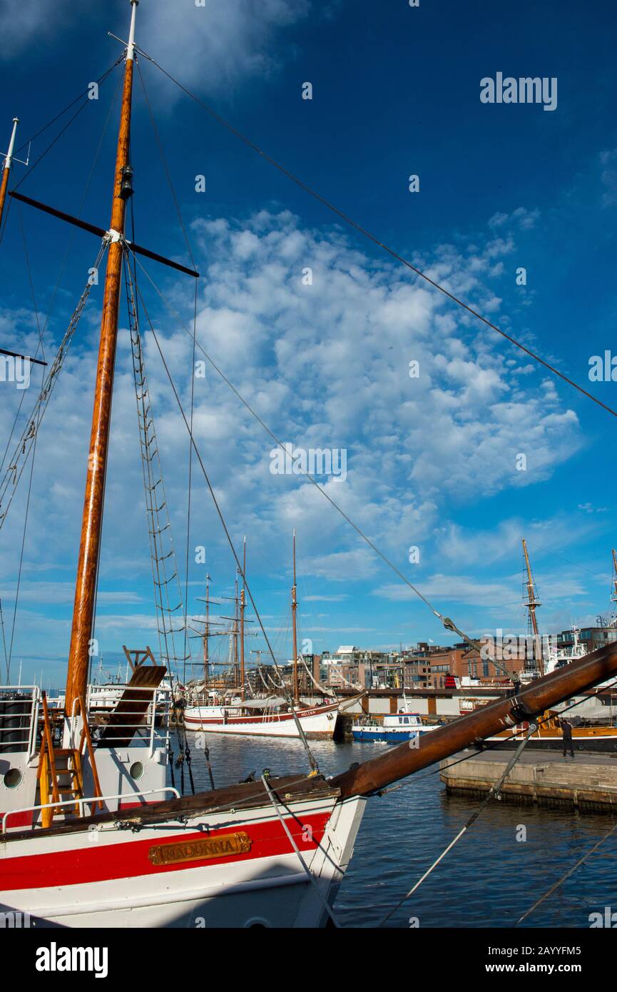 Vue sur les vieux bateaux à voile amarrés dans le port en face de l'hôtel de ville d'Oslo, Norvège. Banque D'Images