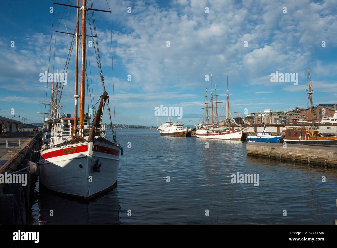 Vue sur les vieux bateaux à voile amarrés dans le port en face de l'hôtel de ville d'Oslo, Norvège. Banque D'Images