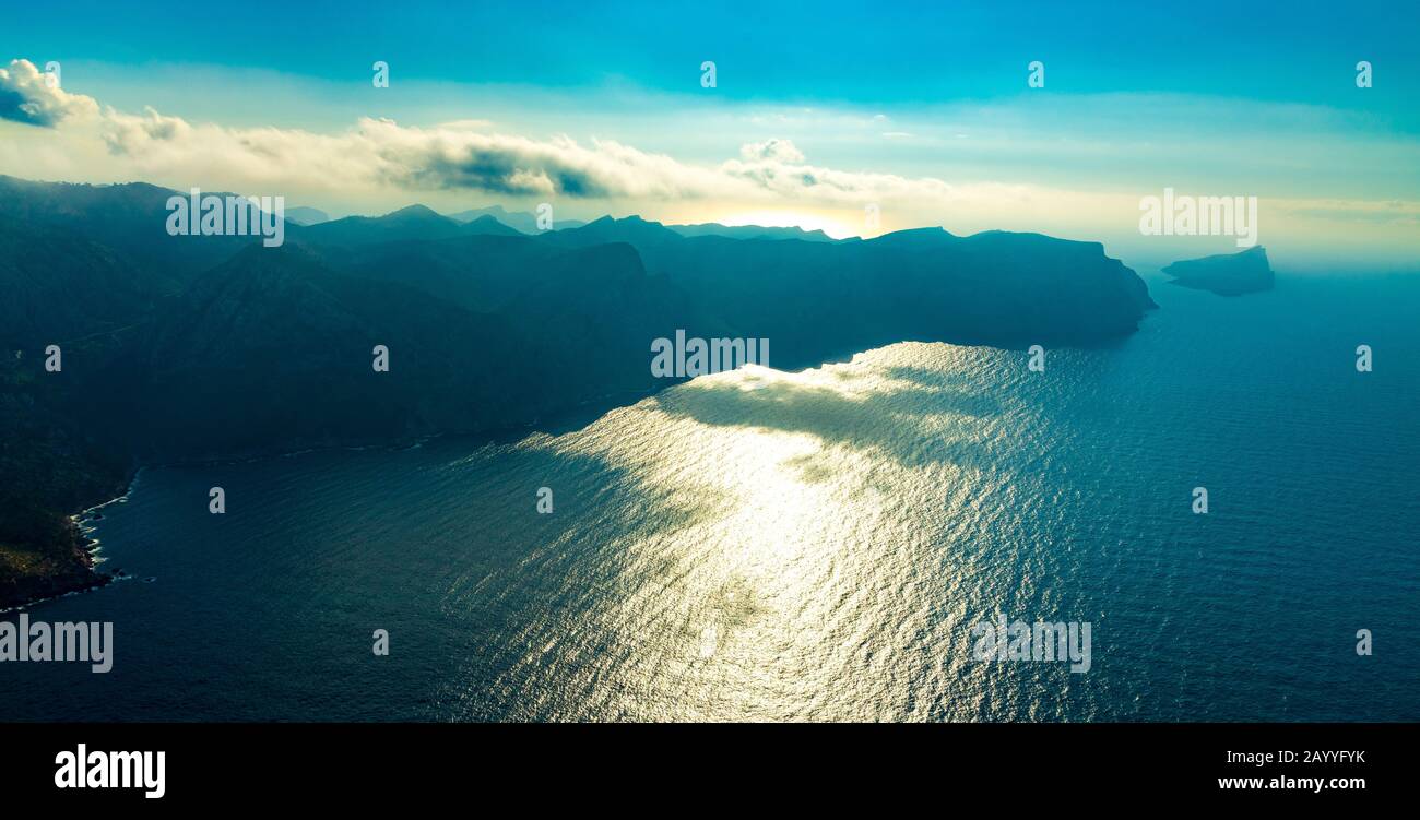 Photo aérienne, paysage côtier rétroéclairé à Sant Elm, Andratx, Europe, Iles Baléares, Espagne, ES, Espana, vue lointaine, rétroéclairé, côte, terres côtières Banque D'Images