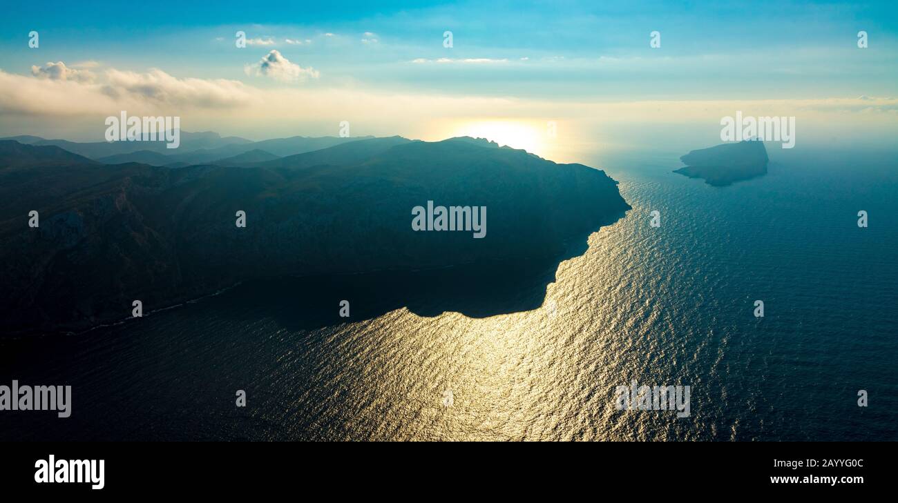Photo aérienne, paysage côtier rétroéclairé à Sant Elm, Andratx, Europe, Iles Baléares, Espagne, ES, Espana, vue lointaine, rétroéclairé, côte, terres côtières Banque D'Images