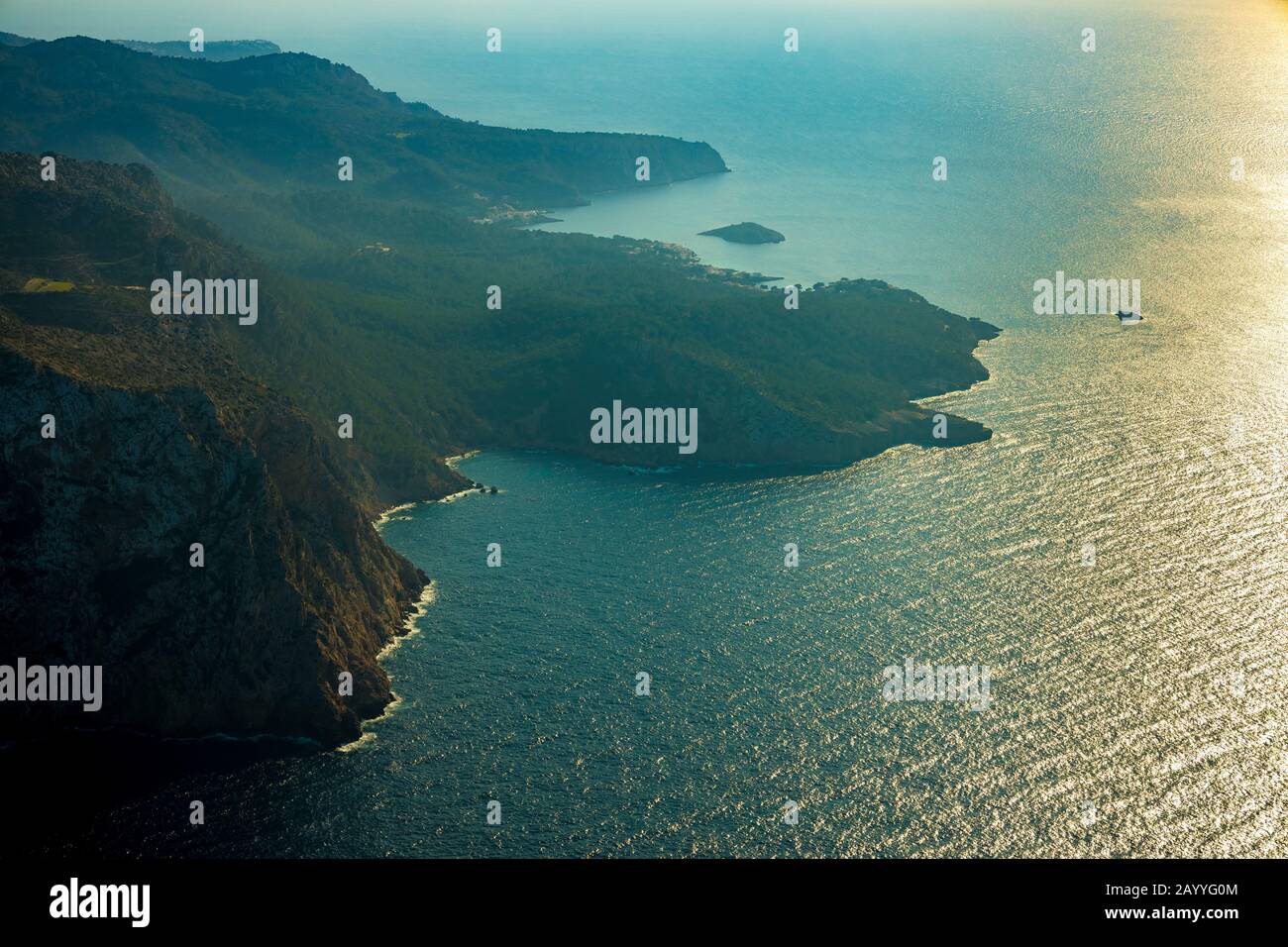Photo aérienne, paysage côtier rétroéclairé à Sant Elm, Andratx, Europe, Iles Baléares, Espagne, ES, Espana, vue lointaine, rétroéclairé, côte, terres côtières Banque D'Images