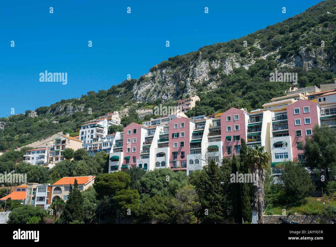 Maison construite sur le côté du Rocher de Gibraltar, qui est un territoire britannique d'outre-mer, située à l'extrémité sud de la péninsule ibérique à l'e Banque D'Images Maison construite sur le côté du Rocher de Gibraltar, qui est un territoire britannique d'outre-mer, située à l'extrémité sud de la péninsule ibérique à l'e Banque D'Images