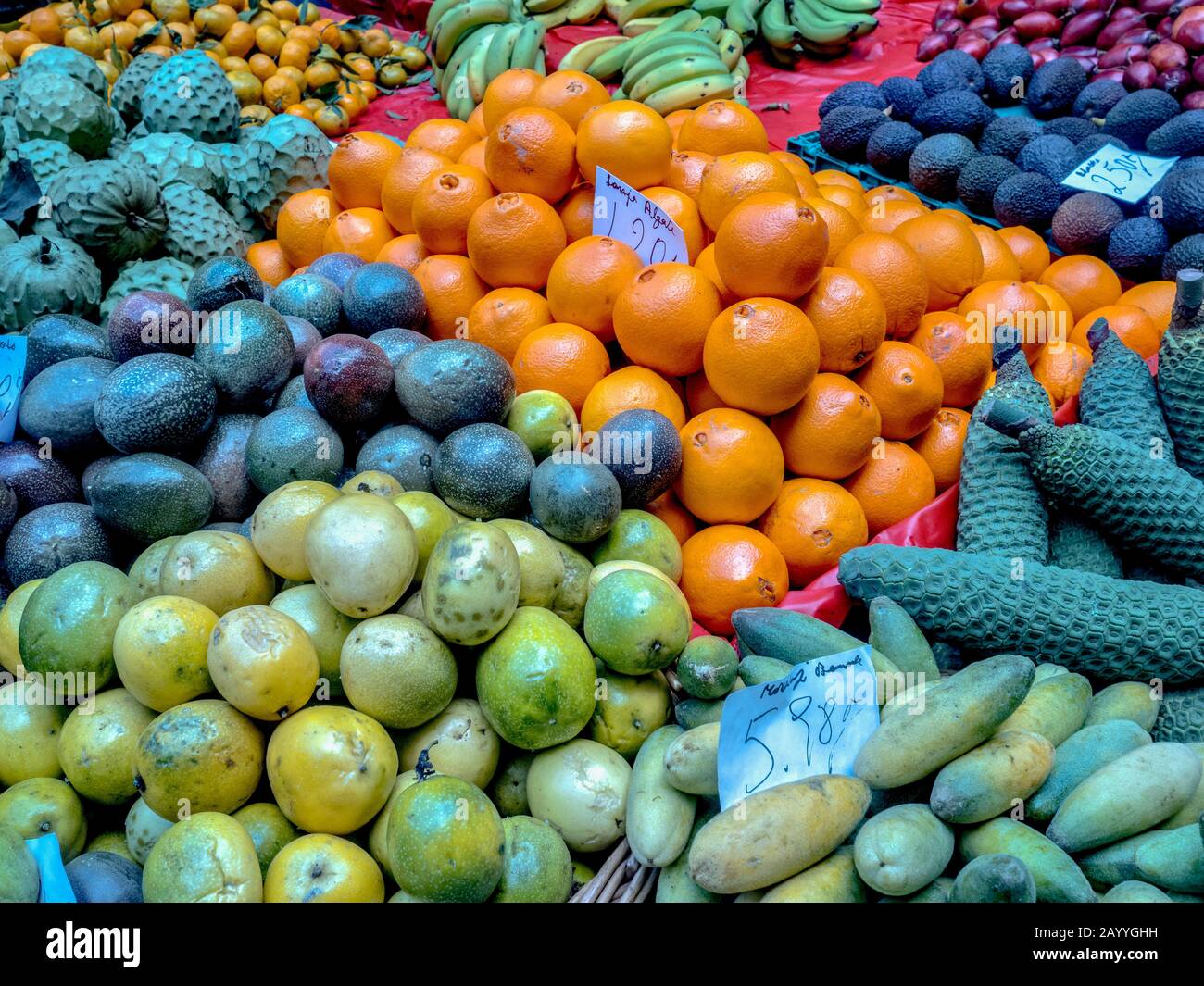 Fruits à vendre à Mercado dos Lavradores, le marché de Funchal. Banque D'Images