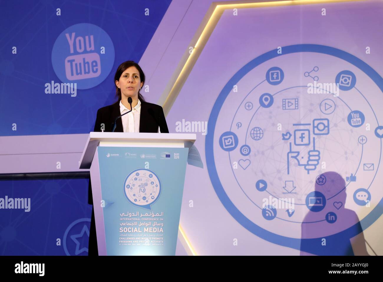 Doha / Qatar – 17 février 2020: Yasmine Abou Mansour, du Haut Commissariat des Nations Unies aux droits de l'homme (HCDH), s'exprimant à la Conférence internationale sur les médias sociaux Banque D'Images