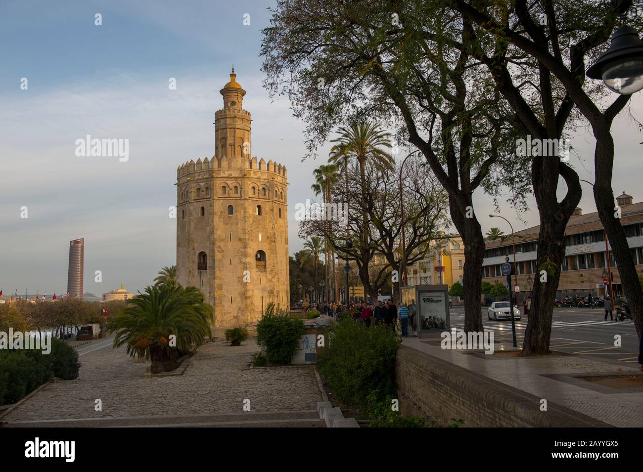 La Torre del Oro (Tour d'Or) est une tour de guet militaire décagonale à Séville, Andalousie, sud de l'Espagne, construite par la dynastie Almohad pour co Banque D'Images