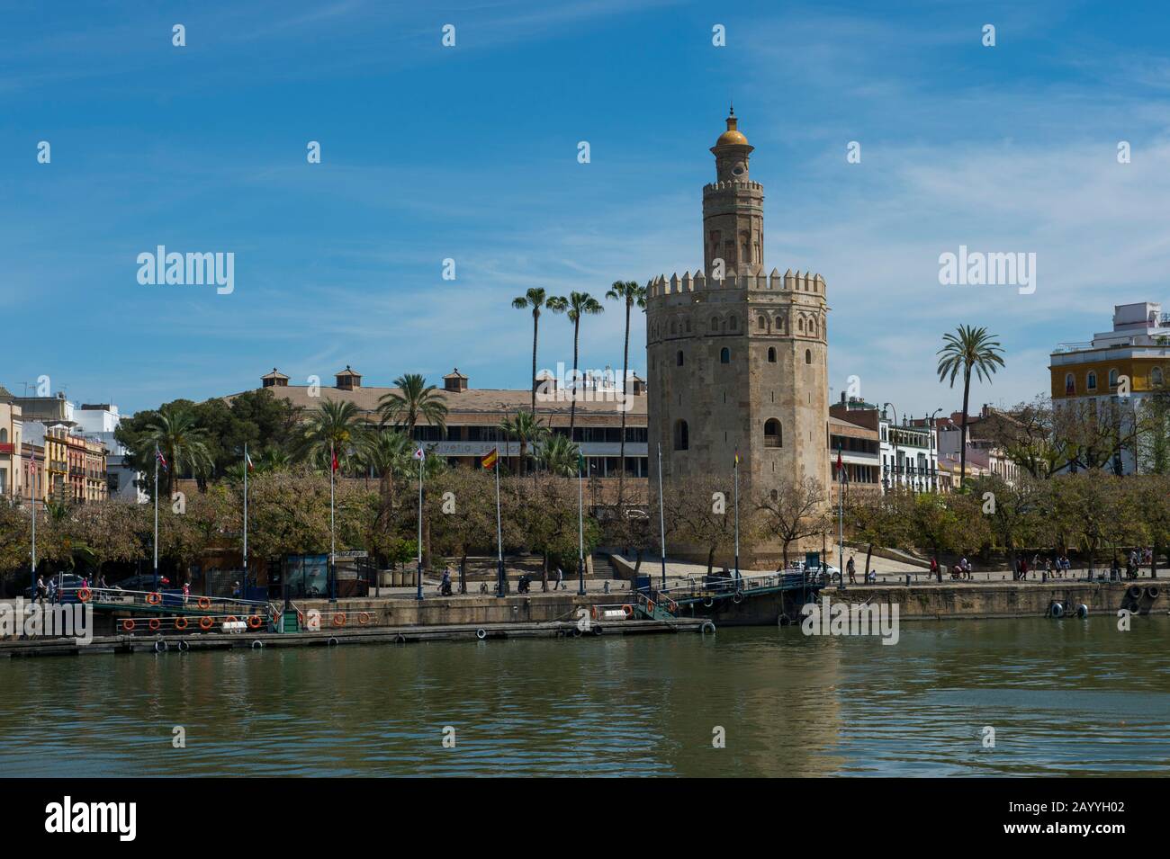 Vue sur la rivière Guadalquivir et la Torre del Oro (Tour d'Or) est une tour de guet militaire décagonale à Séville, Andalousie, sud de l'Espagne, construite par Banque D'Images
