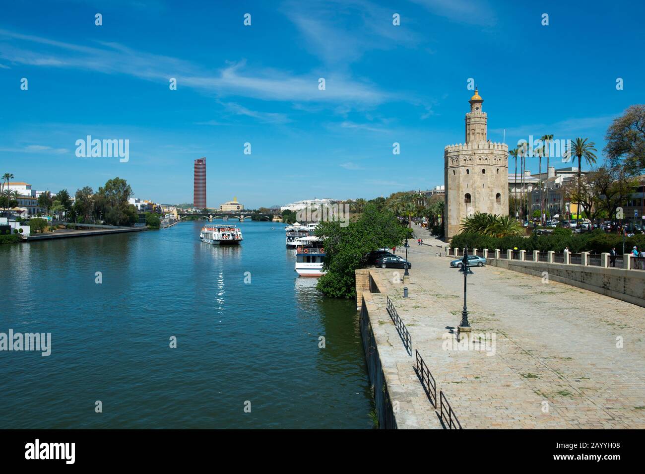 Vue sur la rivière Guadalquivir et la Torre del Oro (Tour d'Or) est une tour de guet militaire décagonale à Séville, Andalousie, sud de l'Espagne, construite par Banque D'Images
