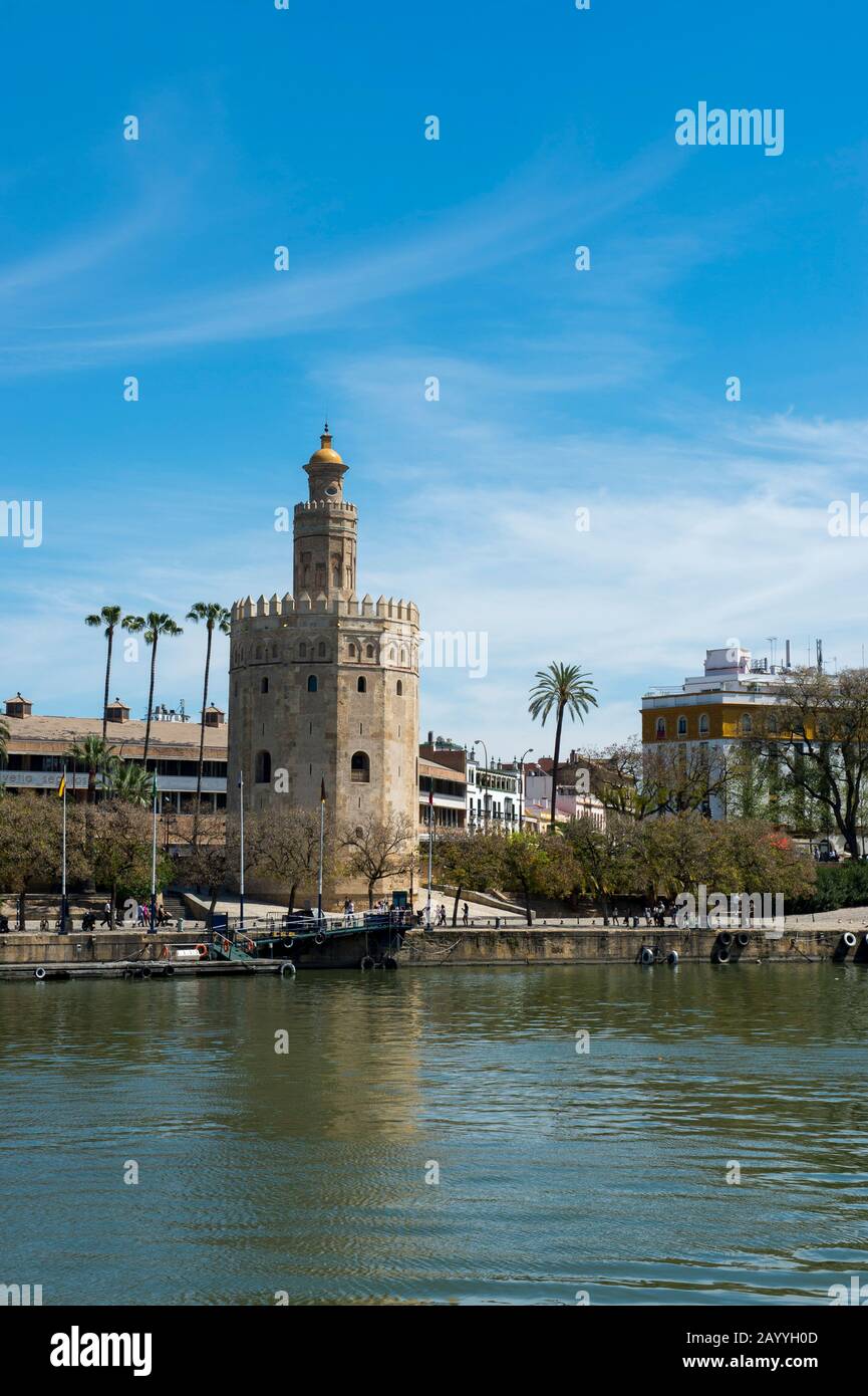 Vue sur la rivière Guadalquivir et la Torre del Oro (Tour d'Or) est une tour de guet militaire décagonale à Séville, Andalousie, sud de l'Espagne, construite par Banque D'Images