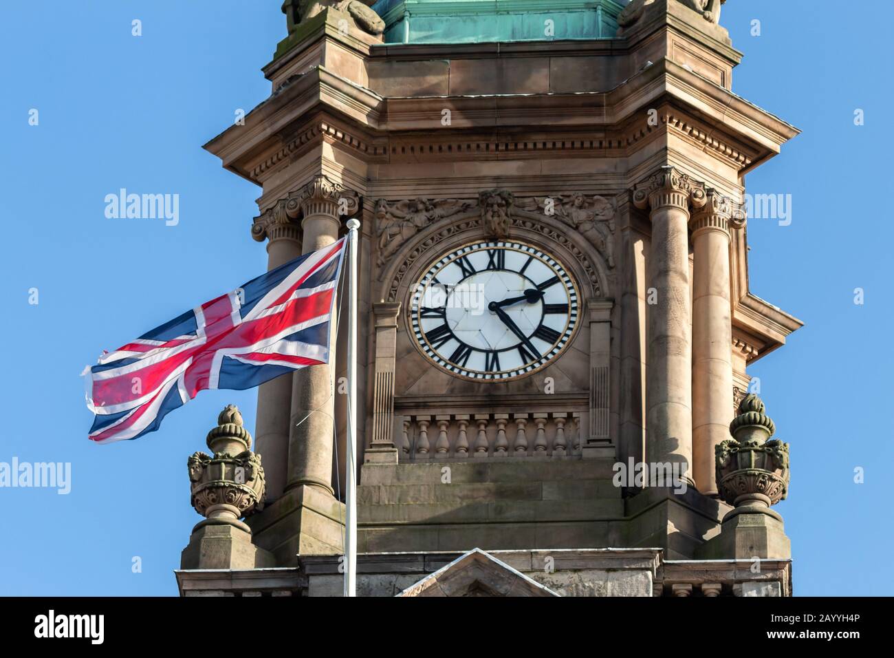 Tour de l'horloge de l'hôtel de ville de Birkenhead avec vol du drapeau Union Jack, place Hamilton, Birkenhead Banque D'Images