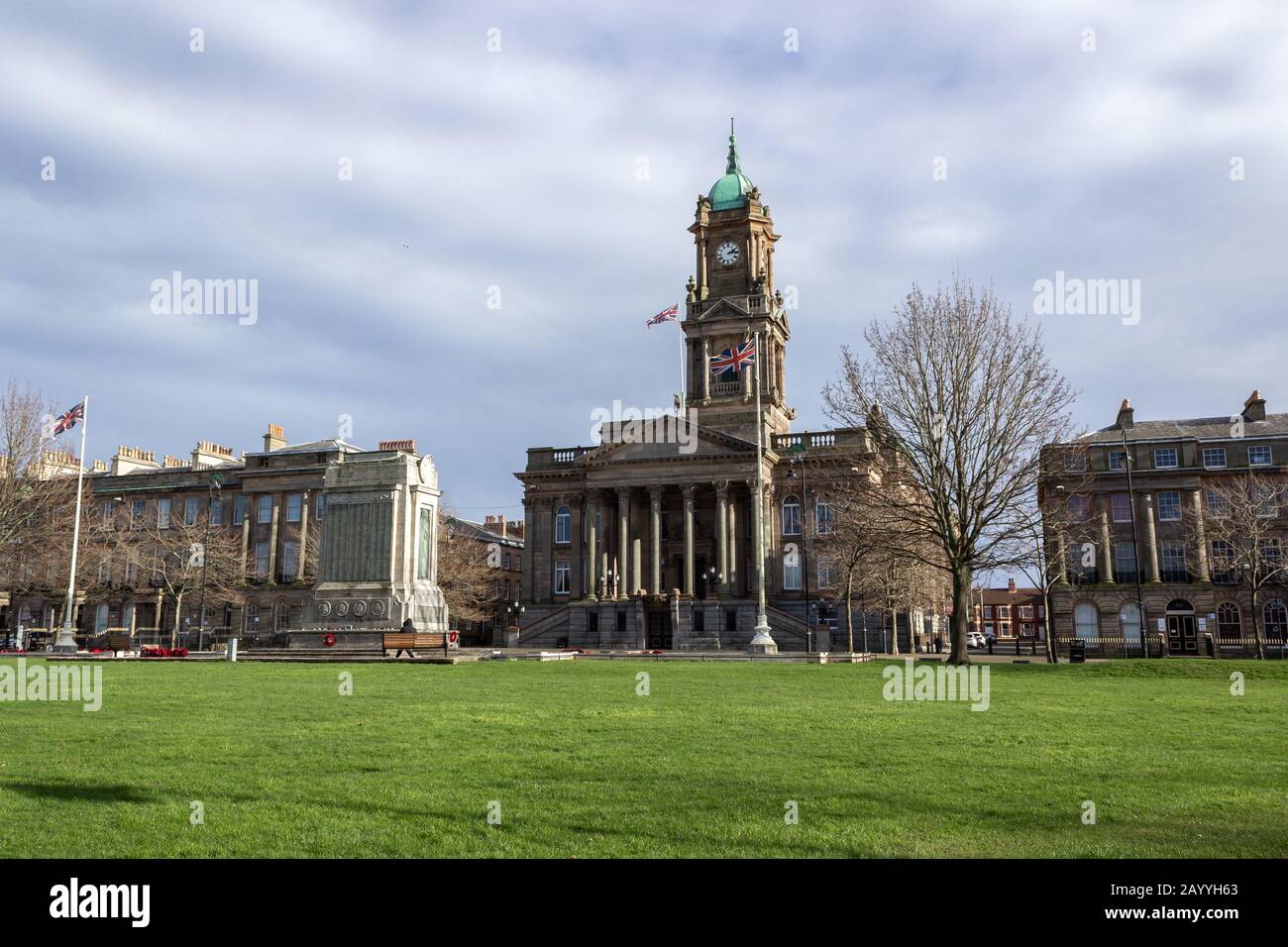 Cénotaphe de la seconde Guerre mondiale et hôtel de ville de Birkenhead, bâtiment classé de la deuxième année par C.O. Ellison 1883, Place Hamilton, Bi Banque D'Images