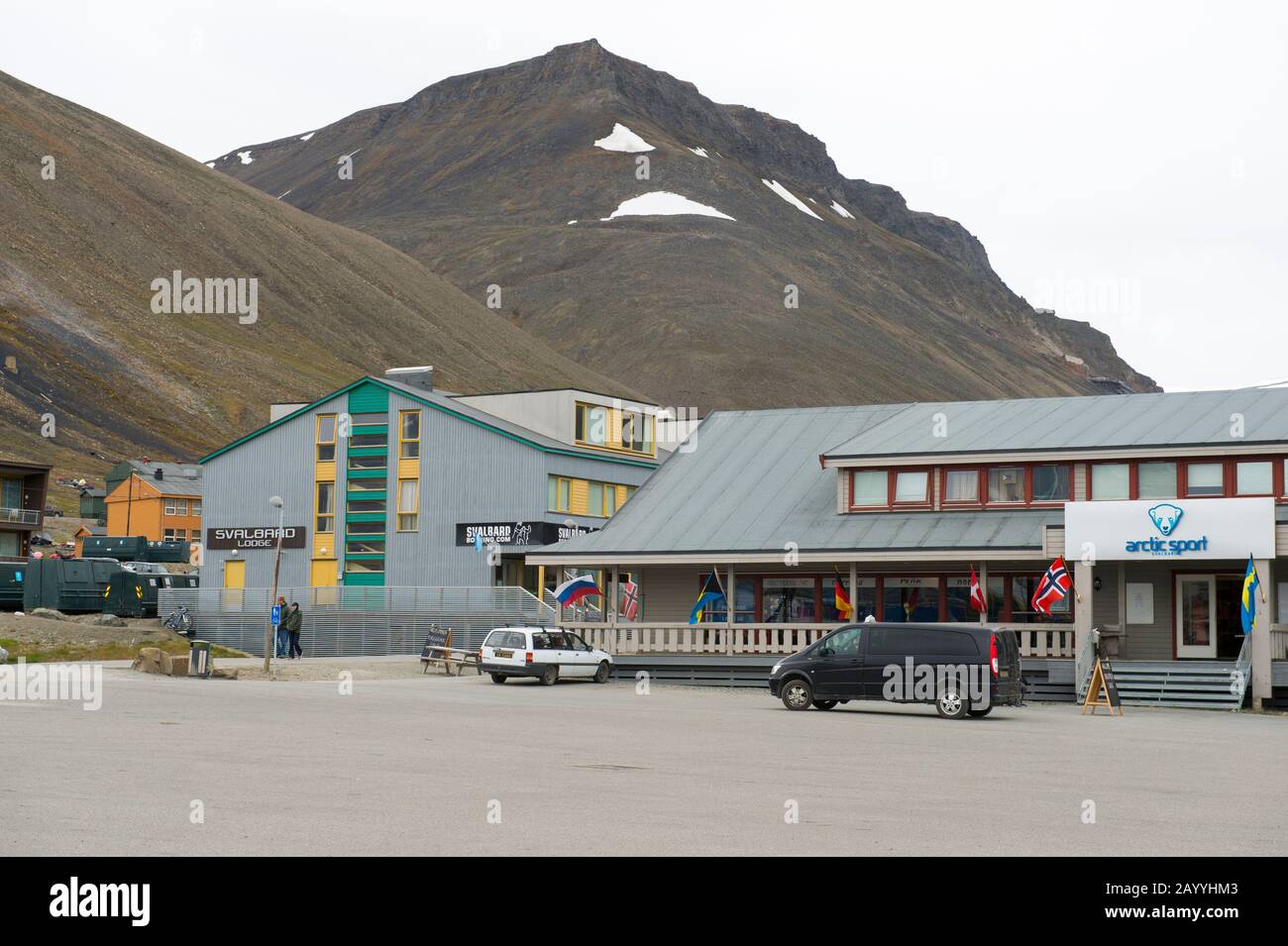 Scène de rue avec centre commercial à Longyearbyen, qui est le plus grand établissement et le centre administratif de Svalbard, Norvège. Banque D'Images