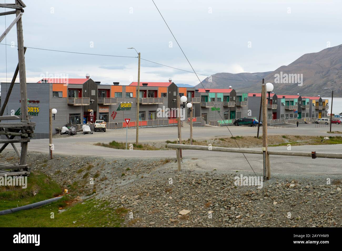 Scène de rue avec maisons à Longyearbyen, qui est le plus grand établissement et le centre administratif de Svalbard, Norvège. Banque D'Images