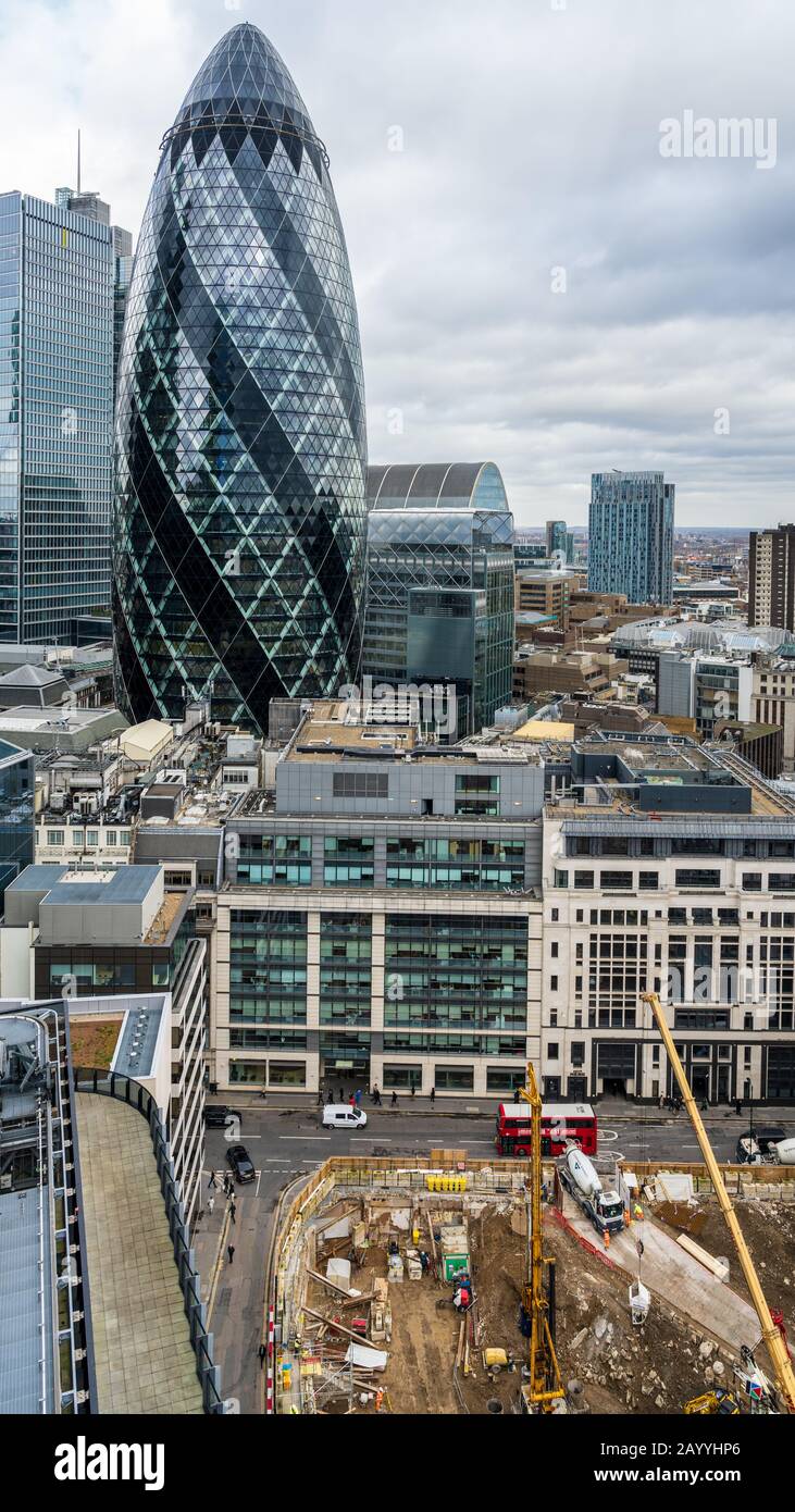 Site du bâtiment de la ville de Londres au 40, rue Leadenhall, à l'ombre du bâtiment Gherkin. Banque D'Images