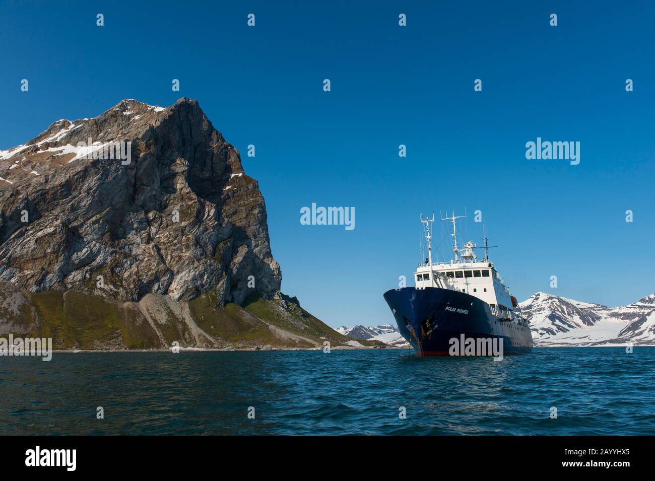 Le bateau de croisière d'expédition Polar Pioneer à Gnålodden dans le Hornsund à Svalbard, Norvège. Banque D'Images