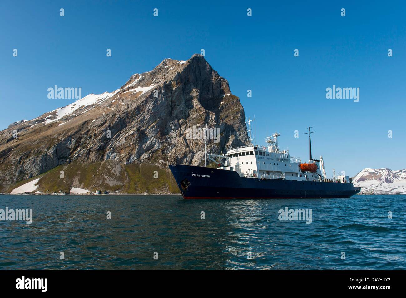Le bateau de croisière d'expédition Polar Pioneer à Gnålodden dans le Hornsund à Svalbard, Norvège. Banque D'Images