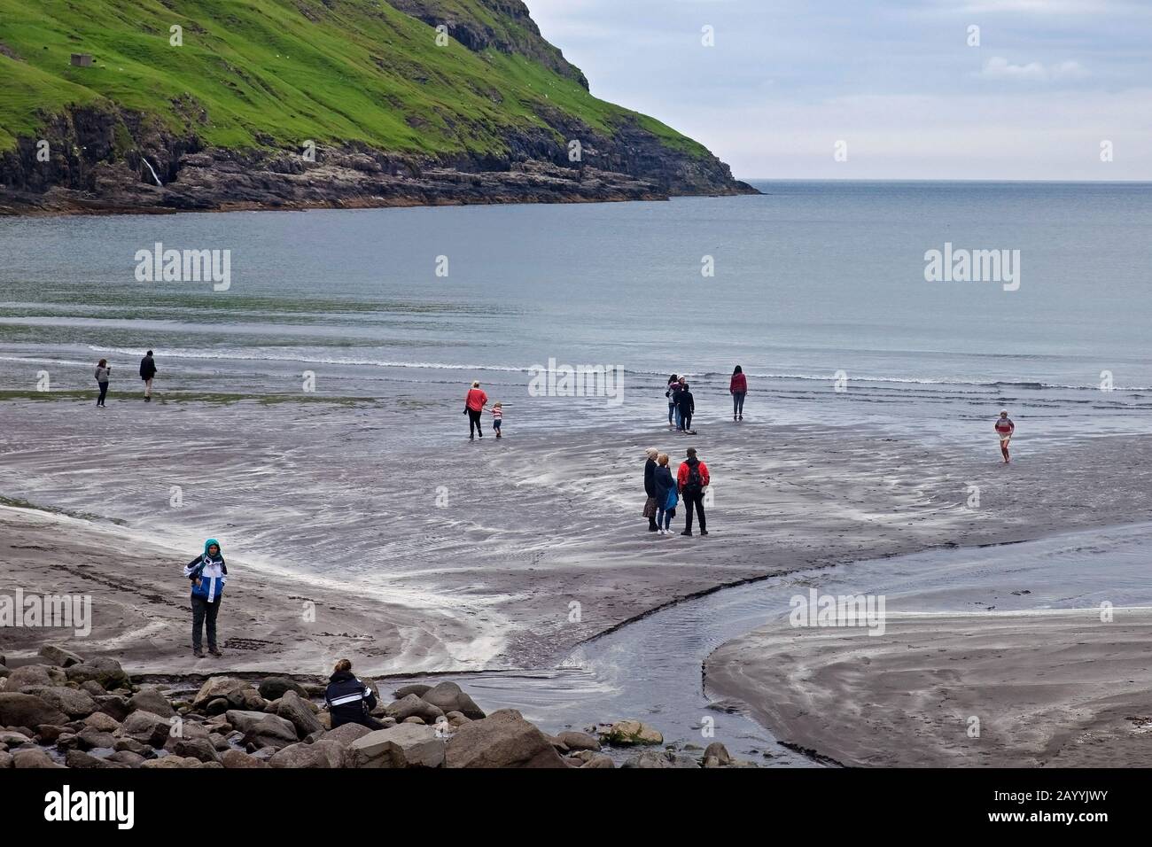 Les gens sur la plage de Tjoernuvik, îles Féroé, Streymoy Banque D'Images
