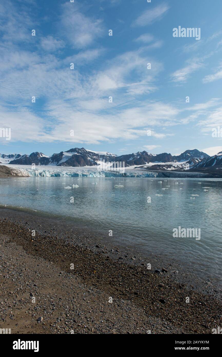 Vue sur la Fjortende Julibreen (le glacier du 14 juillet), située au nord-ouest de Spitsbergen dans le Krossfjord, Svalbard, Norvège. Banque D'Images