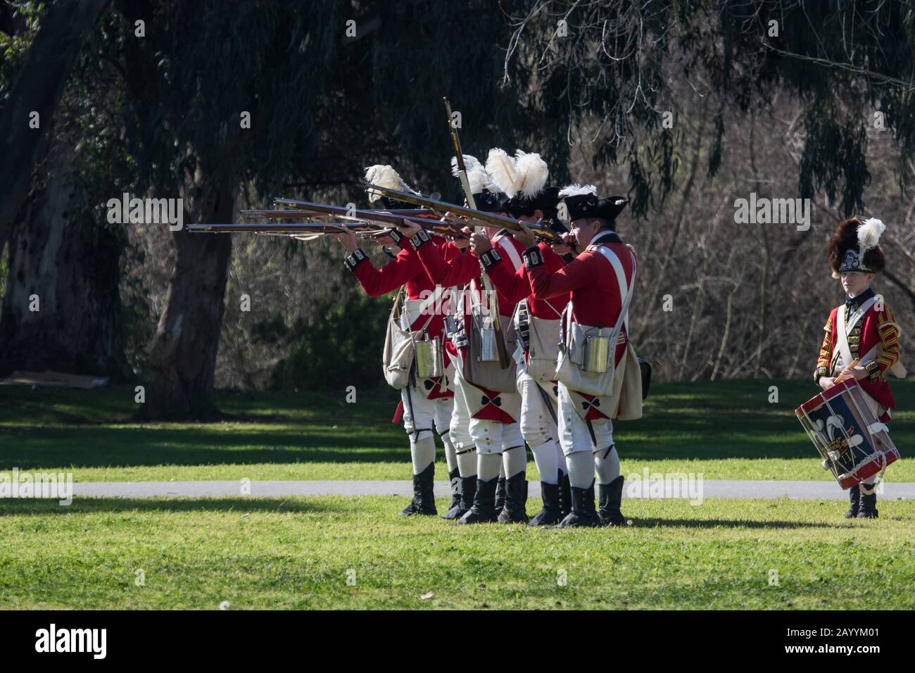 Les soldats britanniques redcoat ont tiré des mousquets lors d'une réadoption de la révolution américaine dans le « Huntington central Park » Huntington Beach California USA Banque D'Images