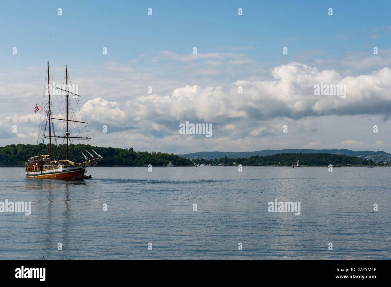 Vue sur le vieux bateau à voile, utilisé comme bateau d'excursion, dans le fjord d'Oslo près du port en face de l'hôtel de ville d'Oslo, Norvège. Banque D'Images